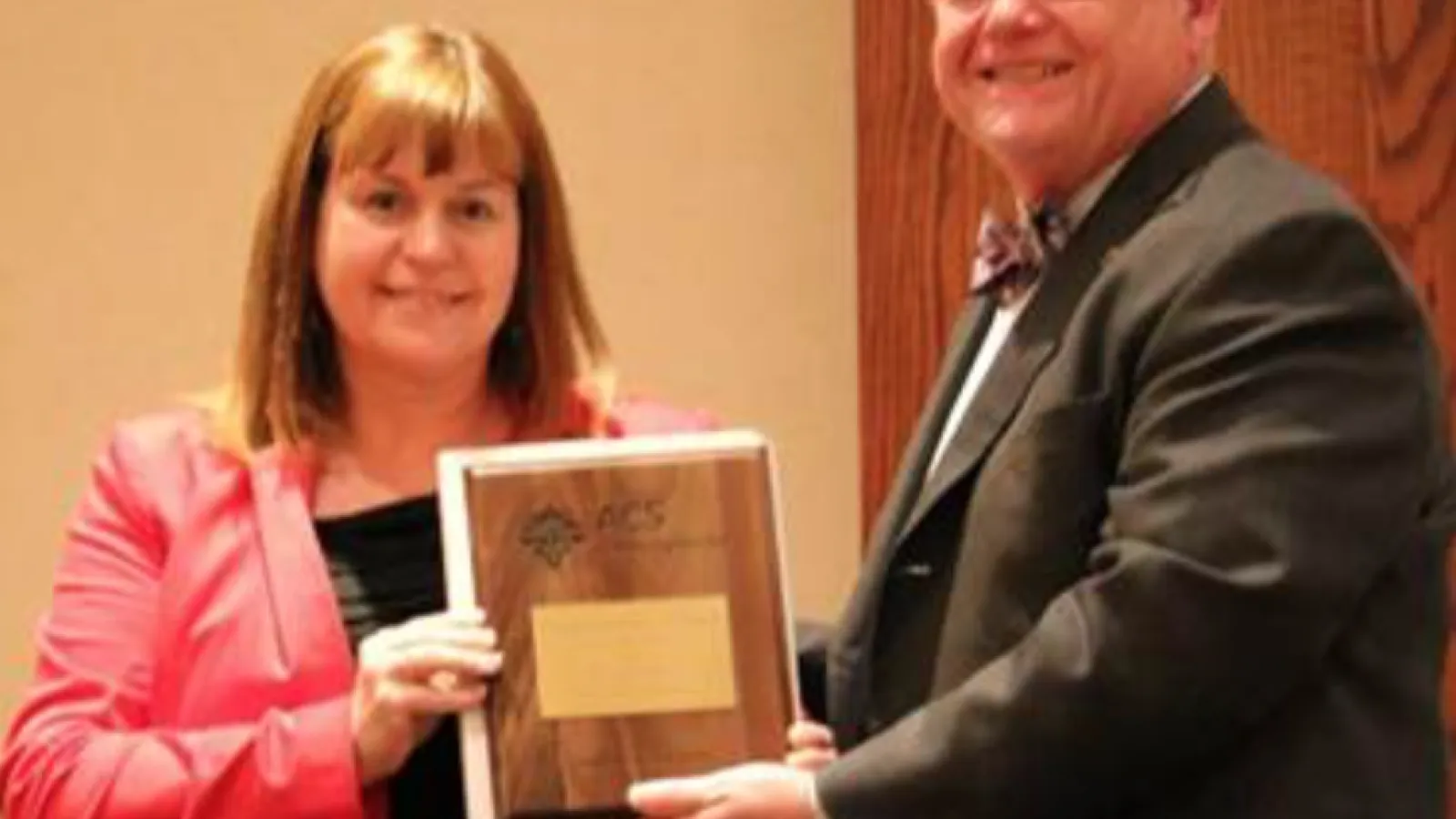 Dr. Ronda Grosse receives ACS award.