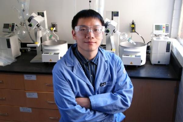 Chong Liu's headshot picture